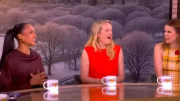 Camiseta drapeada de manga larga Simkhai Victoria llevada por Kerry Washington, vista en The View el 19 de marzo de 2026