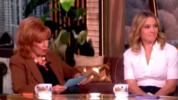 Chaqueta de crepé mate Veronica Beard Tomi llevada por Joy Behar tal y como se ve en The View el 22 de marzo de 2026