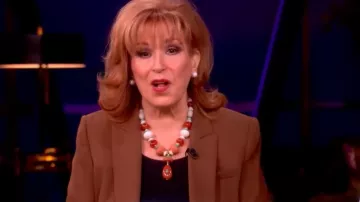 Lizzie Fortunato Andamento Collar de Piedras y Huesos bañado en oro y usado por Joy Behar visto en The View el 22 de marzo de 2026