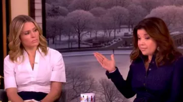 Camiseta Devra de manga corta de Veronica Beard usada por Sara Haines vista en The View el 22 de marzo de 2026
