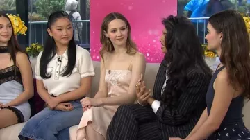 Vestido hasta la rodilla con encaje de Victoria Beckham llevado por Iris Apatow visto en Today with Jenna & Sheinelle el 23 de marzo de 2026