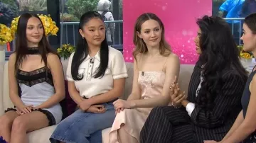 Polo de lana con costura superior Tory Burch llevado por Lana Condor visto en Today with Jenna & Sheinelle el 23 de marzo de 2026
