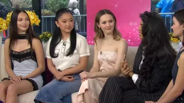 Falda vaquera Tory Burch llevada por Lana Condor como se ve en Today with Jenna & Sheinelle el 23 de marzo de 2026