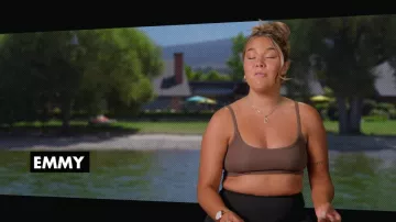 Aritzia Golden Butter Tumbler Up Top usada por Emmy Sharpe vista en Canada Shore (S01E10)