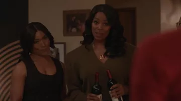 Ronny Kobo Landen Pull en olive porté par Gabby Vaughn (Tasha Smith) tel que vu dans 9-1-1 (S09E14)