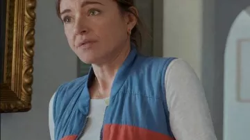 Le gilet multicolore rétrécisseur de Liz (Christa Miller) dans Rétrécissement (S03)