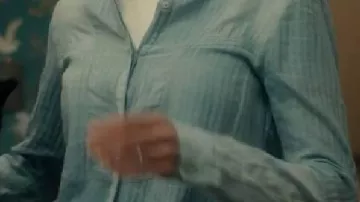 Camiseta azul usada por Kay Scarpetta (Nicole Kidman) en Scarpetta