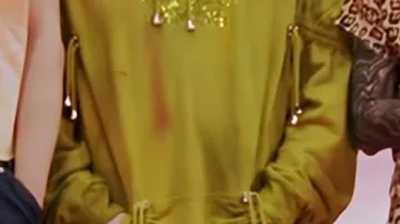 Sweat à capuche jaune porté par (Jane Dont) dans RuPaul’s Drag Race