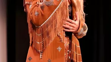Abrigo marrón con flecos que lleva Lainey Wilson en Lainey Wilson se vuelve vulnerable en el estreno de SXSW de Keepin' Country Cool