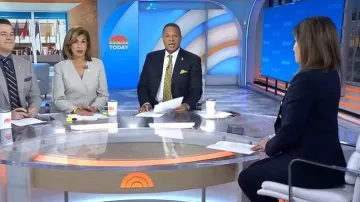 Pantalones de botón Veronica Beard Renzo Crest usados por Chloe Melas, tal como se ve en Today el 23 de marzo de 2026