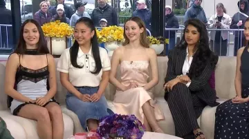 Cinturón de hebilla perforada grande de Tory Burch llevado por Lana Condor visto en Today with Jenna & Sheinelle el 23 de marzo de 2026