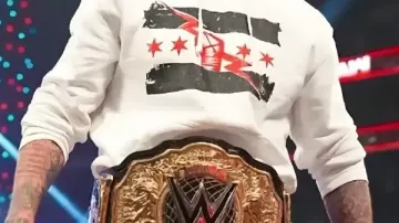 Sudadera que lleva CM Punk en CM Punk regresa de forma impactante a WWE: Raw, 25 de julio de 2011