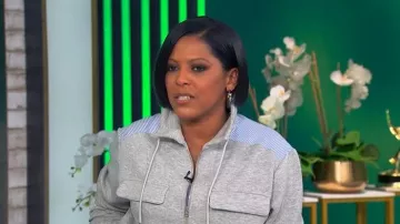 Chaqueta mixta Veronica Beard Stellant llevada por Tamron Hall, vista en el Tamron Hall Show el 20 de marzo de 2026