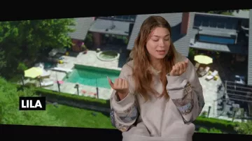 Sweat-shirt à capuche Abercrombie et Fitch porté par Lila Romanin tel que vu dans Canada Shore (S01E09)