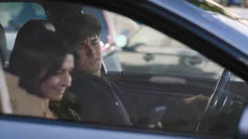 Chaqueta bomber de cuero Nubuck de AllSaints Izaka llevada por Lucas Adams (Niko Terho) como se ve en Grey's Anatomy (S22E11)