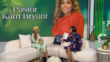 Vestido Ulla Johnson Ida llevado por Karri Bryan visto en el Tamron Hall Show el 24 de marzo de 2026