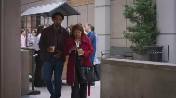 Manteau à col à col et ceinture porté par Miranda Bailey (Chandra Wilson) tel que vu dans Grey’s Anatomy (S22E12)