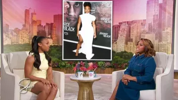 Robe cocktail en faux cuir jaune beurre House of CB portée par Taylor Polidore telle que vue dans Sherri le 19 mars 2026