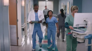 Zapatillas de correr Hoka Clifton 8 llevadas por Simone Griffith (Alexis Floyd) tal como se ve en Grey's Anatomy (S22E13)