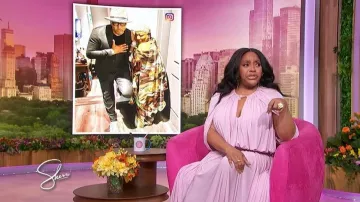 Falda asimétrica Zimmermann Alchemy llevada por Sherri Shepherd vista en Sherri el 24 de marzo de 2026