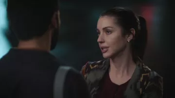 Cardigan en tricot côtelé H&M porté par Kavita Mohanty (Anita Kalathara) tel que vu dans Grey’s Anatomy (S22E13)