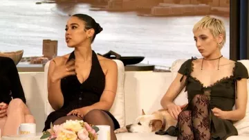 Vestido mini Leo Lin Jessie Halterneck llevado por Alexandra Shipp visto en The Drew Barrymore Show el 23 de marzo de 2026