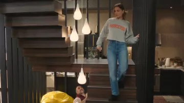 Zapatillas de corte coqueta de mujer UGG® usadas por Jo Wilson (Camilla Luddington) como se ve en Anatomía de Grey (S22E13)