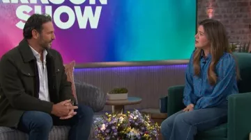 Camisa de seda de lunares azul Lisou Eliza llevada por Kelly Clarkson vista en The Kelly Clarkson Show el 20 de marzo de 2026