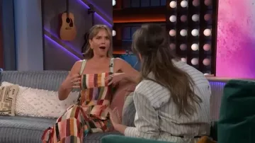 Vestido Midi de seda de lino adornado de Alemais Marjorelle llevado por Arielle Kebbel, visto en The Kelly Clarkson Show el 23 de marzo de 2026