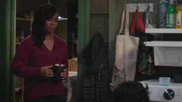 Jersey de cachemira Madewell con cuello en V llevado por Simone Griffith (Alexis Floyd) como se ve en Grey's Anatomy (S22E14)