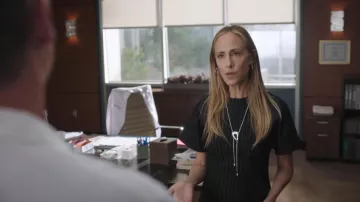 Collier Ettika Molten Muse Bolo Lariat en argent porté par Teddy Altman (Kim Raver) tel que vu dans Grey’s Anatomy (S22E14)