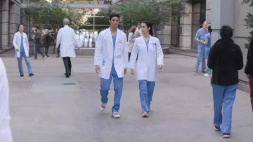 Zapatillas Nike Air Huarache White Safety Orange usadas por Benson 'Blue' Kwan (Harry Shum Jr.) vistas en Grey's Anatomy (S22E14)