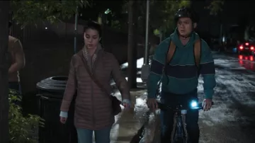 Sweat à capuche Abercrombie & Fitch Essential Popper porté par Benson 'Blue' Kwan (Harry Shum Jr.) tel que vu dans Grey’s Anatomy (S22E14)