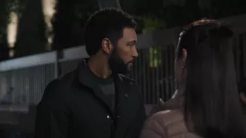 Pull en laine Emporio Armani à motif de losanges porté par Winston Ndugu (Anthony Hill) tel que vu dans Grey’s Anatomy (S22E14)