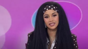 Pendientes rectangulares Rowen Rose que lleva Cardi B, visto en Today with Jenna & Sheinelle el 24 de marzo de 2026