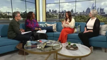 Falda midi plisada de imitación de cuero sintético River Island usada por Alison Hammond, tal como se ve en This Morning en febrero de 2026