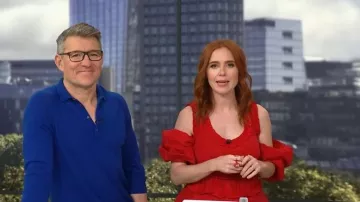 Damson Madder Everly Blusa con volantes Tafetta roja llevada por Angela Scanlon vista en This Morning en febrero de 2026