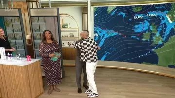 Mocasines de punta de cuero sintético marrón claro New Look que lleva Alison Hammond, tal y como se ve en This Morning en febrero de 2026