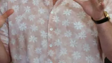 Palmer Floral Shir llevado por el presentador propio (Jesse Palmer) en la toma de control de la mansión Bachelor