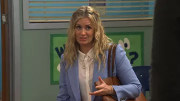 Americana cruzada Reiss June llevada por Gemma Johnson (Beth Behrs) vista en The Neighborhood (S08E13)