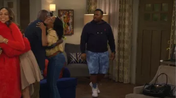 Short de survêtement Armani Exchange Axe Camouflage bleu clair à motif brossé, porté par Marty Butler (Marcel Spears) tel que vu dans The Neighborhood (S08E13)