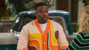 Oxknit Jersey de punto retro de punto de cardigánico usado por Marty Butler (Marcel Spears) tal como se ve en The Neighborhood (S08E13)