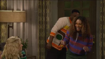 Chaqueta corta Staud Gavin que lleva Courtney (Skye Townsend) como se ve en The Neighborhood (S08E13)