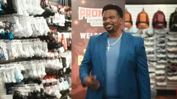Combinaison Calvin Klein en laine bleue unie veste séparée portée par Jerry Basmati (Craig Robinson) comme on le voit dans The Fall and Rise of Reggie Dinkins (S01E05)