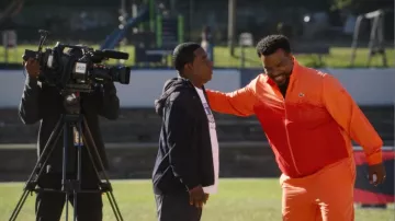 Tenue de survêtement Lacoste Tennis x Novak Djokovic portée par Jerry Basmati (Craig Robinson) comme on le voit dans The Fall and Rise of Reggie Dinkins (S01E05)