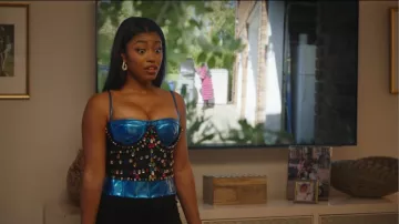 Cinturón de corsé Akira Gem Me Bling que lleva Brina (Precious Way) como se ve en The Fall and Rise of Reggie Dinkins (S01E06)