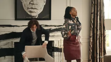 Falda de cuero Saint Laurent usada por Monica (Erika Alexander) como se ve en La caída y el ascenso de Reggie Dinkins (S01E06)