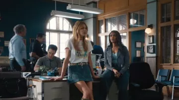 Camiseta clásica de bebidas Re/Done llevada por Morgan Gillory (Kaitlin Olson) vista en High Potential (S02E16)