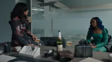 Antonio Melani vestido midi verde de manga fruncida que lleva Rain (Amber Reign Smith) como se ve en Beauty in Black (S02E14)