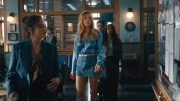 8 autres raisons : ceinture en chaîne de cœur portée par Morgan Gillory (Kaitlin Olson) telle que vue dans High Potential (S02E16)